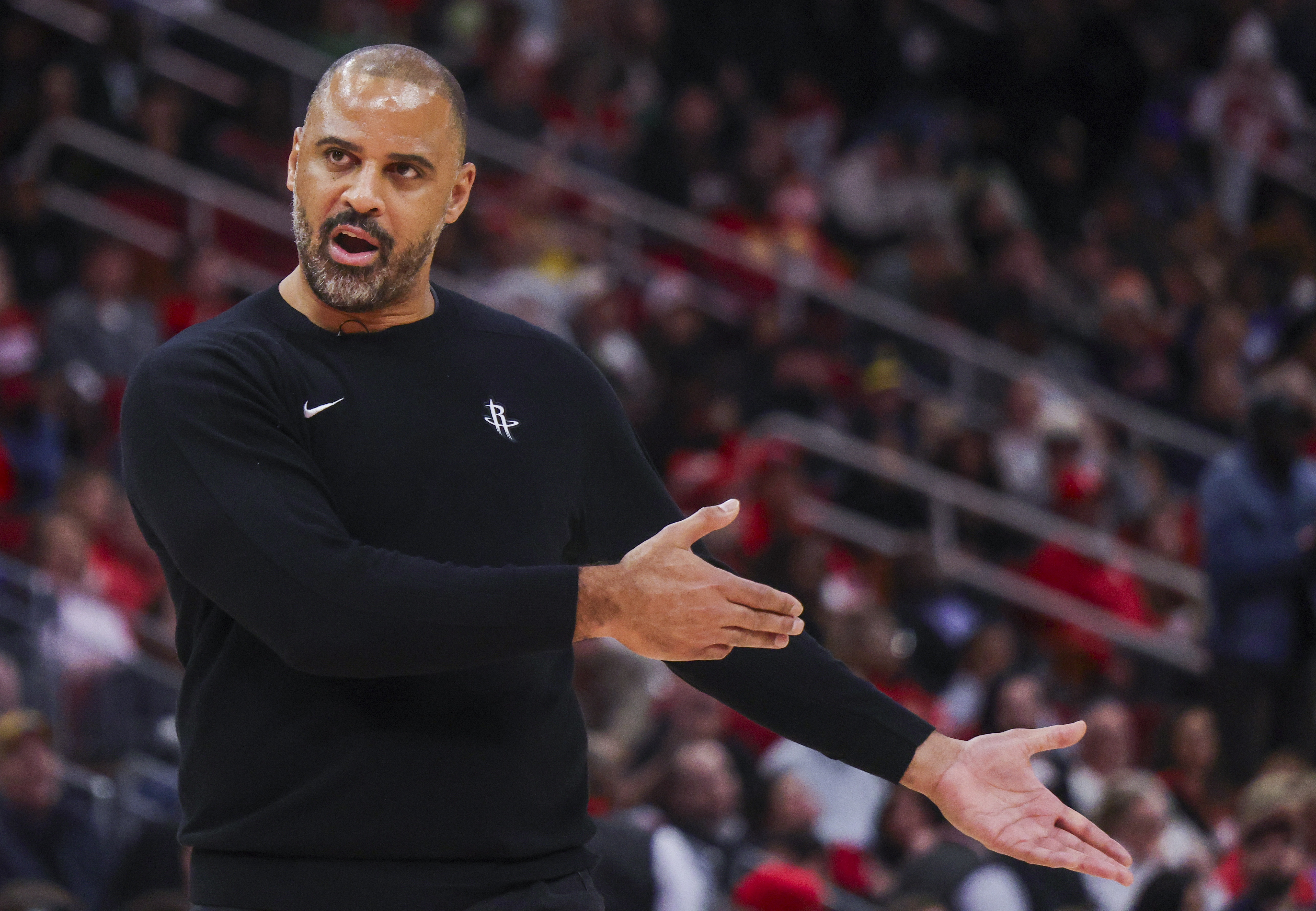 kaiyun-火媒：乌度卡在进攻端一窍不通 但火箭管理层很喜欢他 他饭碗很稳