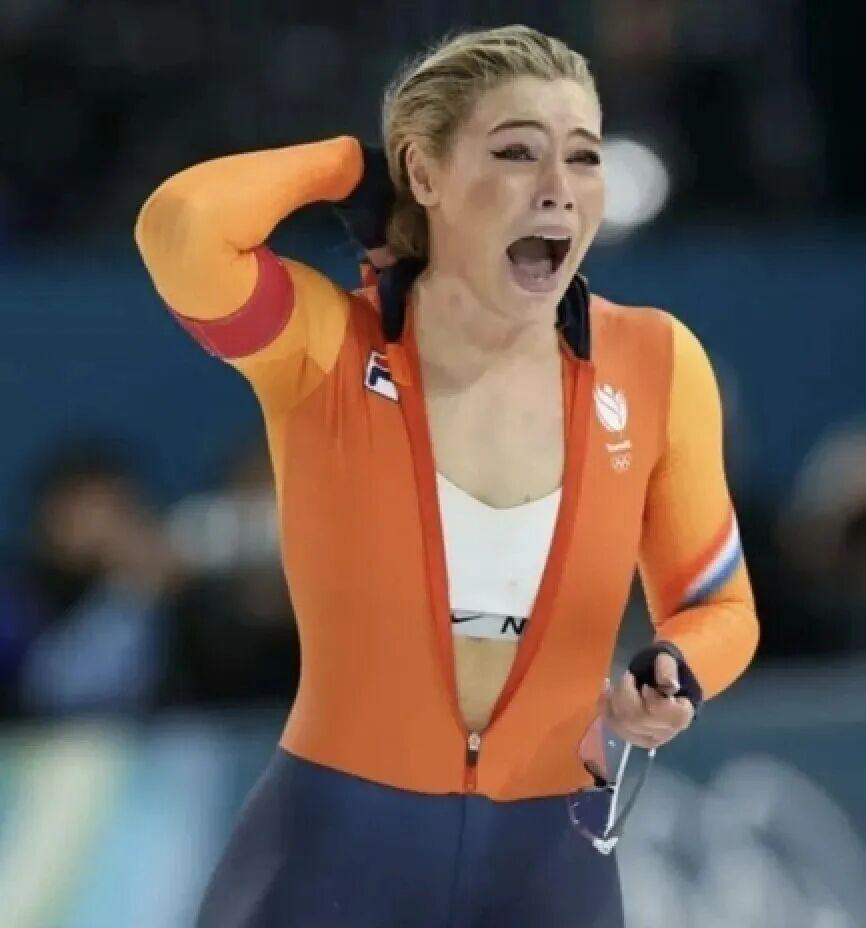 开云体育官网-奥运冠军“拉拉链露胸”，耐克绷不住了！